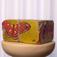 Indlæs billede til gallerivisning Natsværmer<br>27 x 20 x 13 cm.<br>Akryl på beton