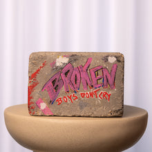 Indlæs billede til gallerivisning Natsværmer<br>27 x 20 x 13 cm.<br>Akryl på beton