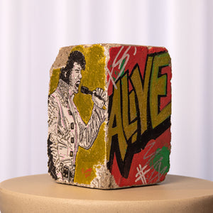 Elvis is Alive<br>20 x 13 x 13 cm.<br>Akryl + similisten på beton