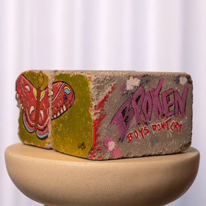 Natsværmer<br>27 x 20 x 13 cm.<br>Akryl på beton