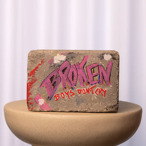 Natsværmer<br>27 x 20 x 13 cm.<br>Akryl på beton
