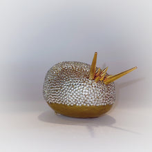 Indlæs og afspil video i gallerivisning Ædelsten - Gylden Krystal&lt;br&gt;Lille&lt;br&gt;Skulptur&lt;br&gt;17x8,5x10 cm.
