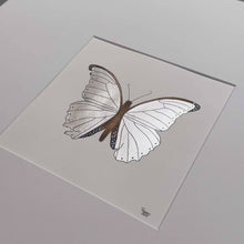 Indlæs og afspil video i gallerivisning Forår i mit hjerte - Sølvspurv&lt;br&gt;50 x 50 cm. i sølvramme&lt;br&gt;Silver Edition
