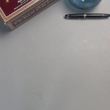 Indlæs og afspil video i gallerivisning <i>Gå ikke glip af</i><br>FÆRØERNE<br><font color="blue">Fysisk eksemplar</font><br>Signeret
