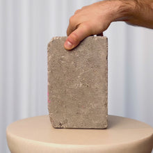 Indlæs og afspil video i gallerivisning Marilyn&lt;br&gt;20 x 13 x 13 cm.&lt;br&gt;Akryl på beton
