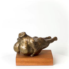 Load and play video in Gallery viewer, <font color="#CD7F32">Bronze sculpture</font><br>BRAVE<br>19x19x17 cm.
