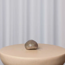 Indlæs og afspil video i gallerivisning Ædelsten - Mini Diamant&lt;br&gt;Skulptur&lt;br&gt;7x6,5x5 cm.
