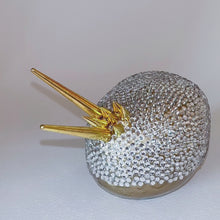 Indlæs og afspil video i gallerivisning Ædelsten - Gylden Krystal&lt;br&gt;Lille&lt;br&gt;Skulptur&lt;br&gt;17x8,5x10 cm.
