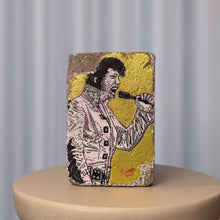 Indlæs og afspil video i gallerivisning Elvis is Alive&lt;br&gt;20 x 13 x 13 cm.&lt;br&gt;Akryl + similisten på beton
