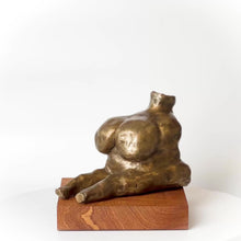 Load and play video in Gallery viewer, <font color="#CD7F32">Bronze sculpture</font><br>Strength<br>20x20x17 cm.
